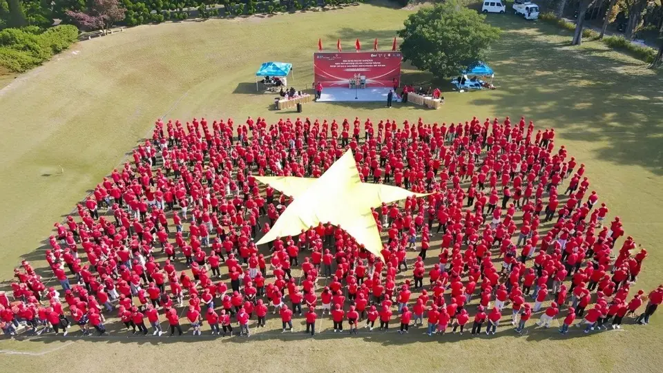 Kỷ lục xếp cờ Tổ quốc lớn nhất cộng đồng người Việt tại Nhật